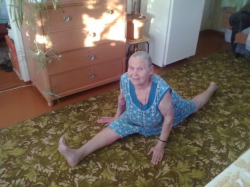 Толстая старуха показывает стриптиз возле дивана