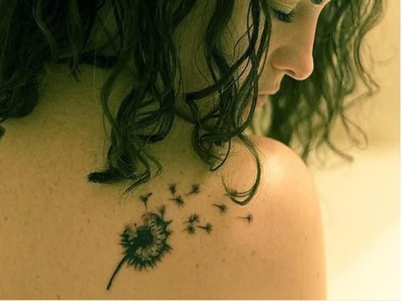 Прекрасная лесная нимфа показывает татуировки по всему телу