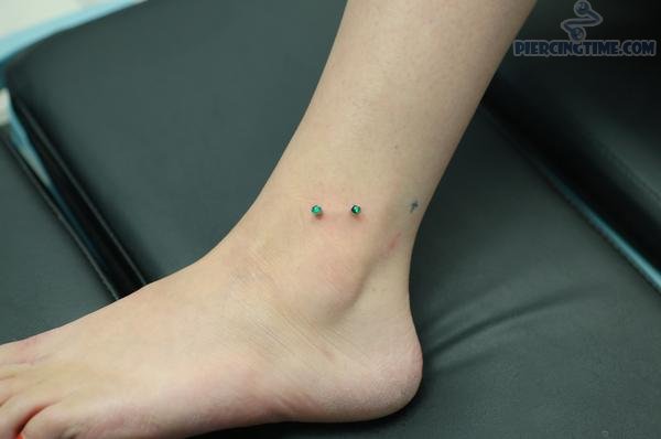 Beautiful Surface Ankle Piercing With Barbell