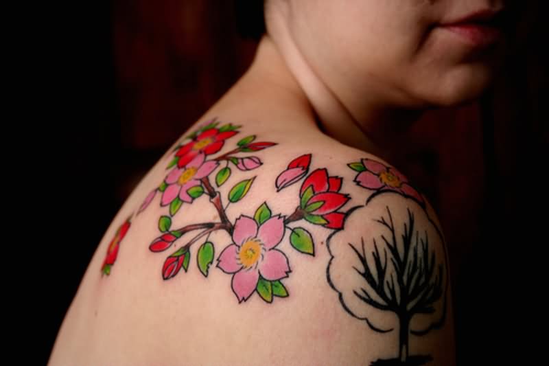 Cool Colorful Floral Tattoo On Right Back Shoulder