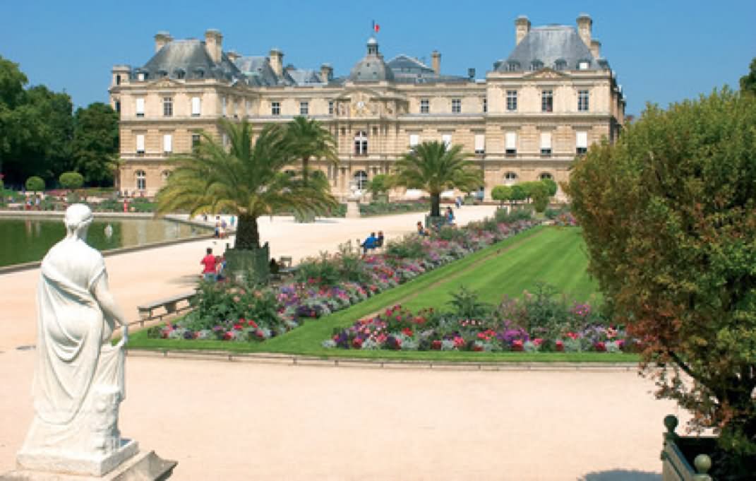 Sculpture In Front Of Jardin du Luxembourg