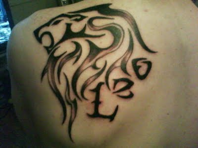 Black Ink Tribal Leo Tattoo On Left Back Shoulder