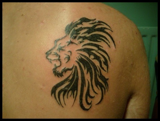 Black Tribal Leo Head Tattoo On Right Back Shoulder