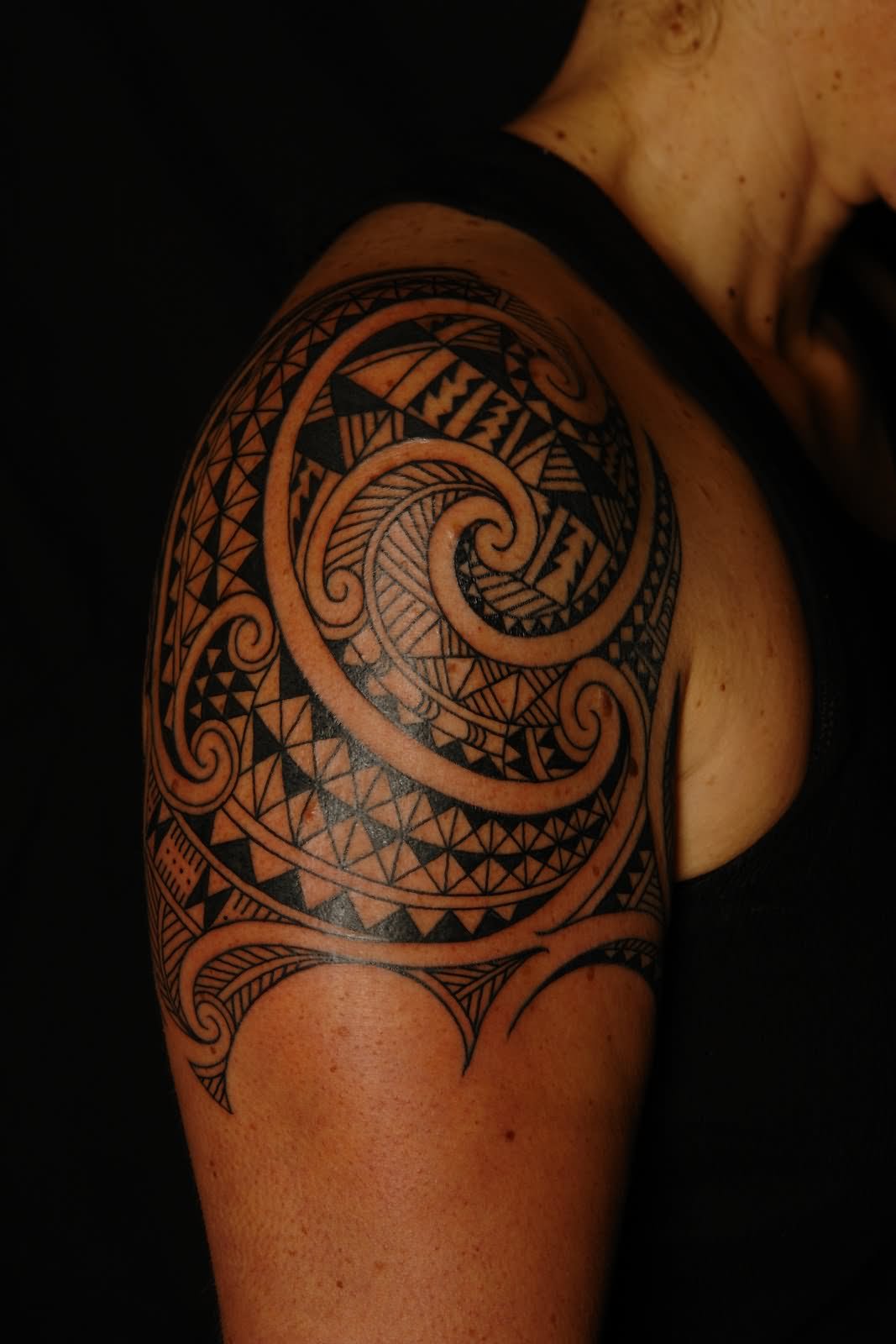 Hawaiian Design Tattoo On Right Shoulder