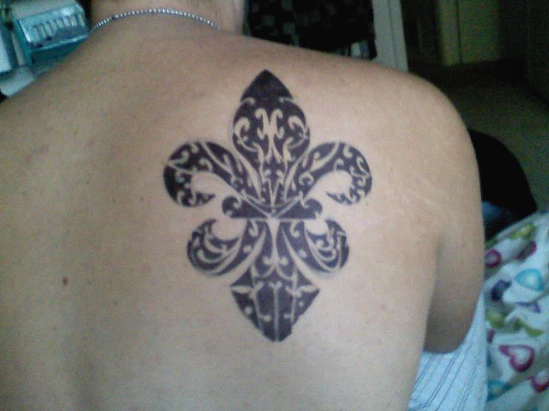 Black Ink Fleur De Lis Tattoo On Right Back Shoulder