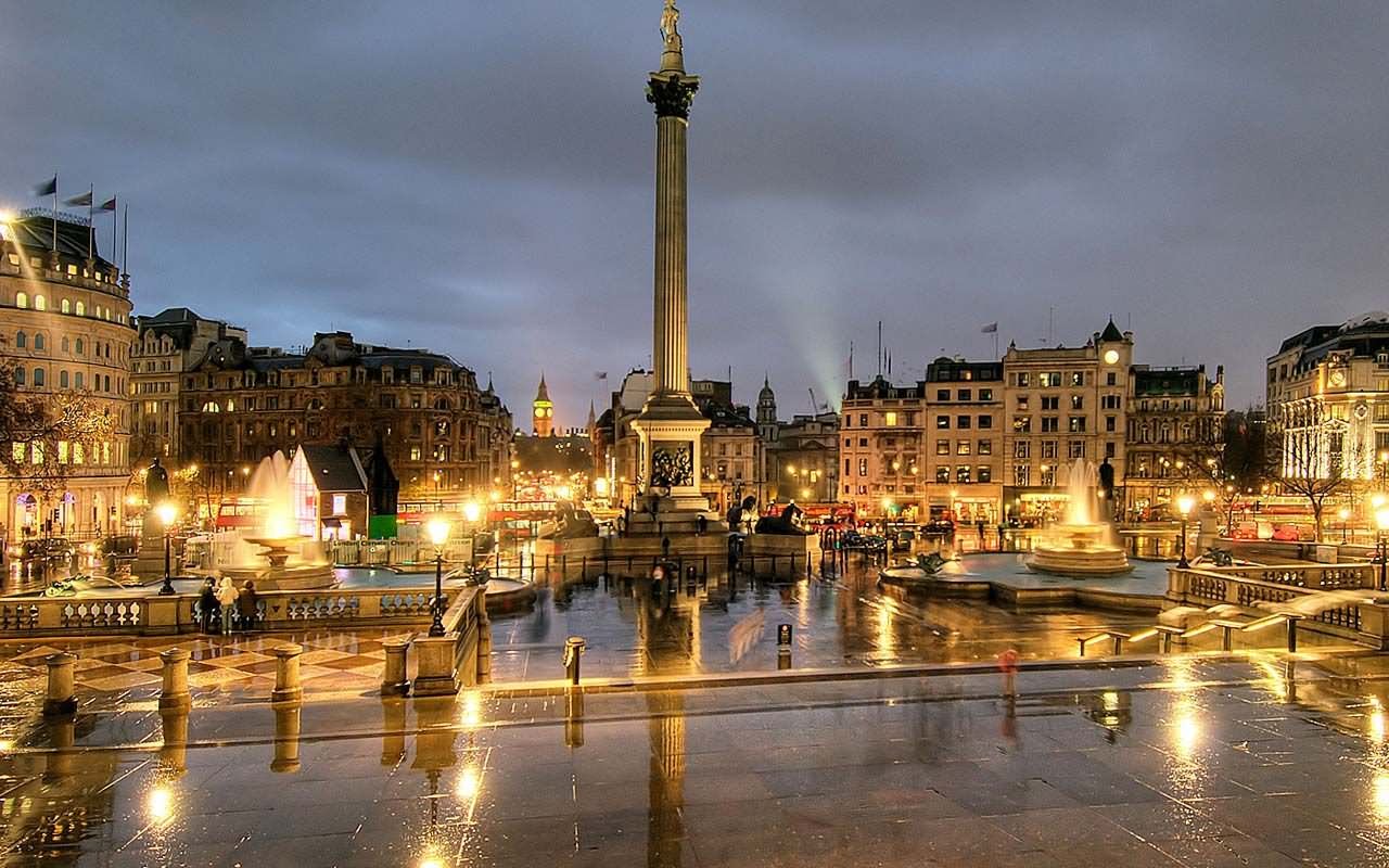 Incredible Night View Of The Trafalgar Square