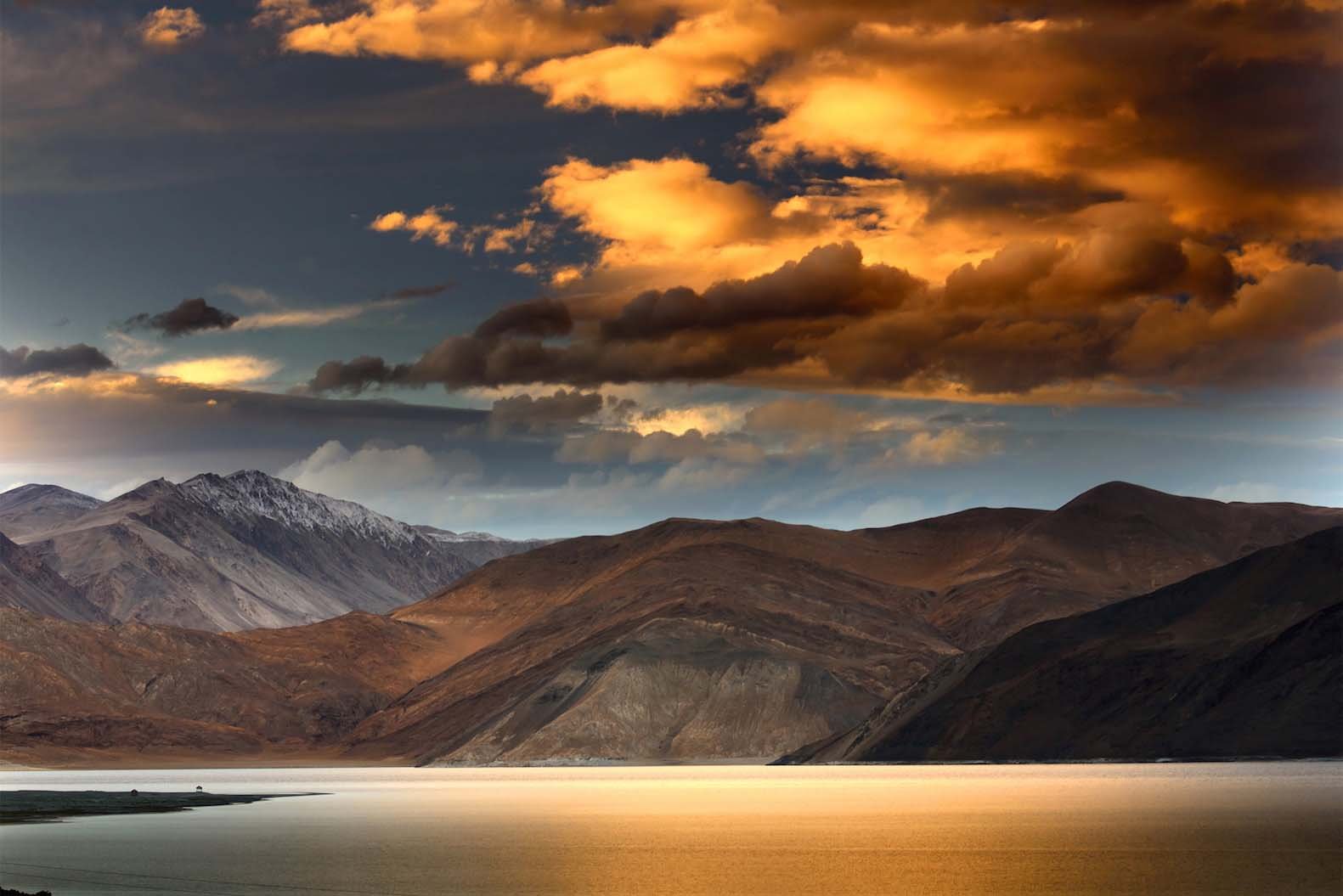 Adorable View Of The Pangong Tso Lake During Sunset