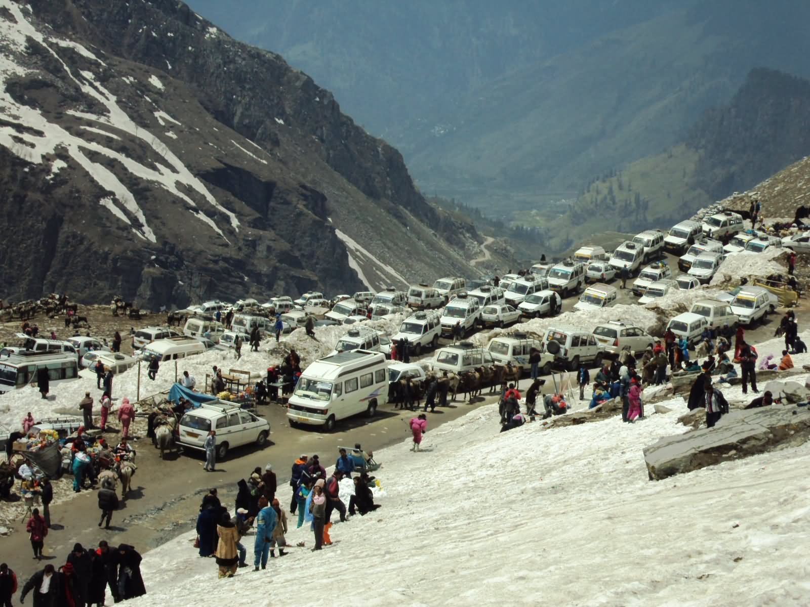 Large Number Of Tourists At Rohtang Pass In Manali