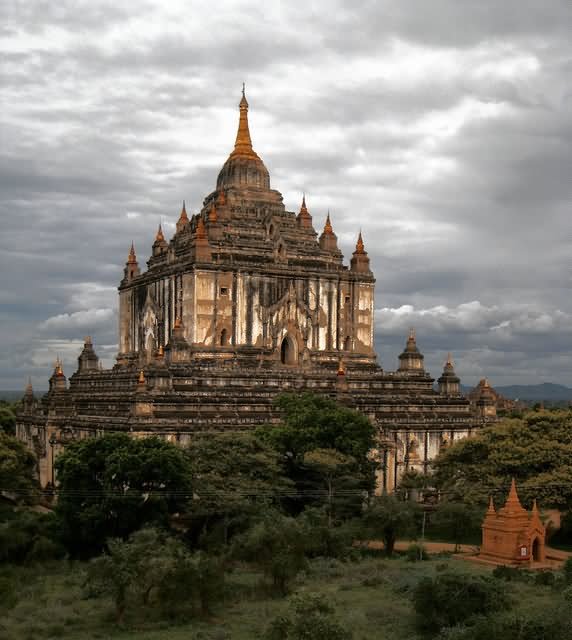 The Beautiful View Of The Thatbyinnyu Temple With Black Clouds