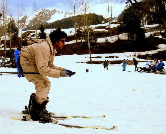 Tourist Enjoying Skiing At The Solang Valley