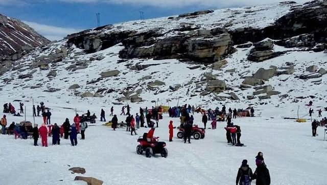 Tourists At The Rohtang Pass Valley