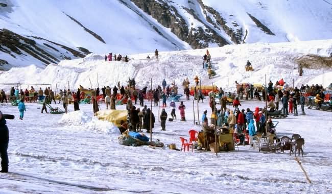 Tourists Enjoying At The Rohtang Pass