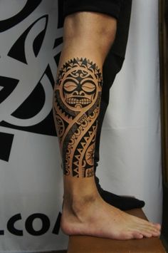 Black Polynesian Sun Tattoo On Right Leg