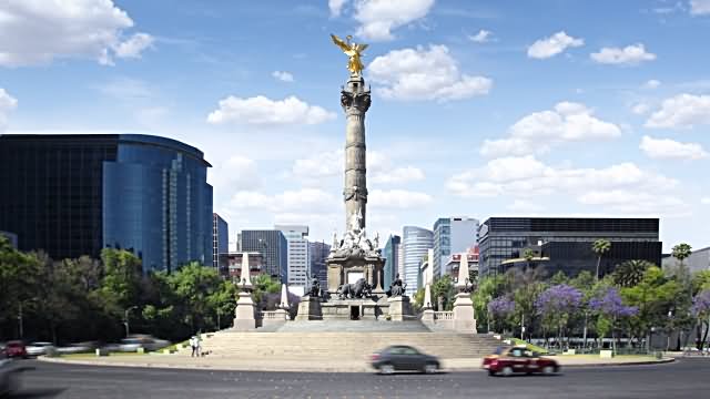 Front Picture Of The Angel Of Independence Monument