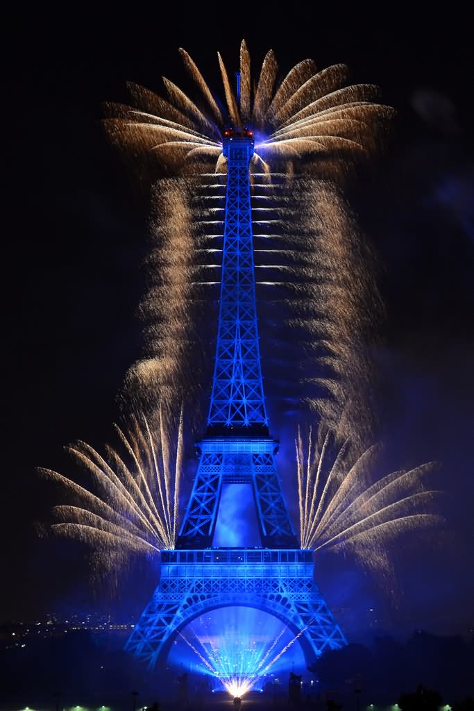 Adorable Bastille Day Fireworks Display Over The Eiffel Tower