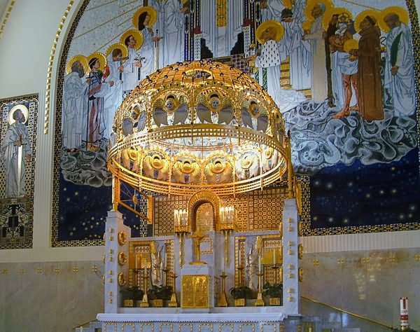 Golden Altar Inside The Kirche am Steinhof