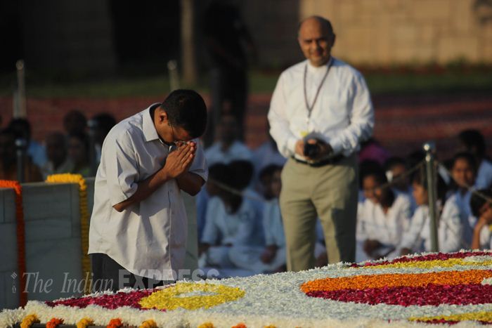 Delh CM Arvind Kejriwal Paid Homage To Mahatma Gandhi By Bowing His Head At His Memorial In Raj Ghat On Gandhi Jayanti