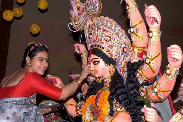 Kajol Paying Tributes Before Durga Puja Celebrations