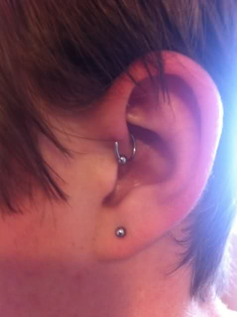 Single Lobe And Forward Pinna Piercing For Left Ear