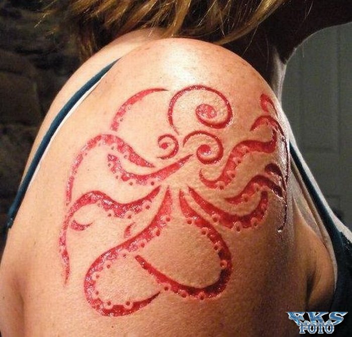 Nice Octopus Scarification Tattoo On Right Shoulder