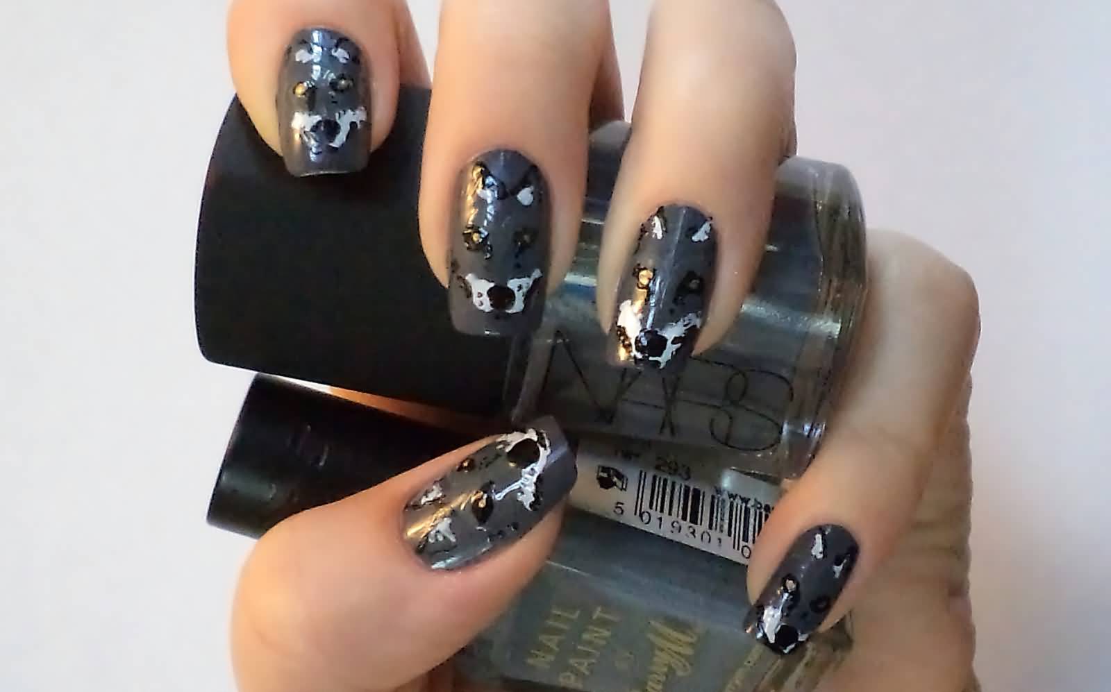 Dark Gray Wolf Face Nail Art