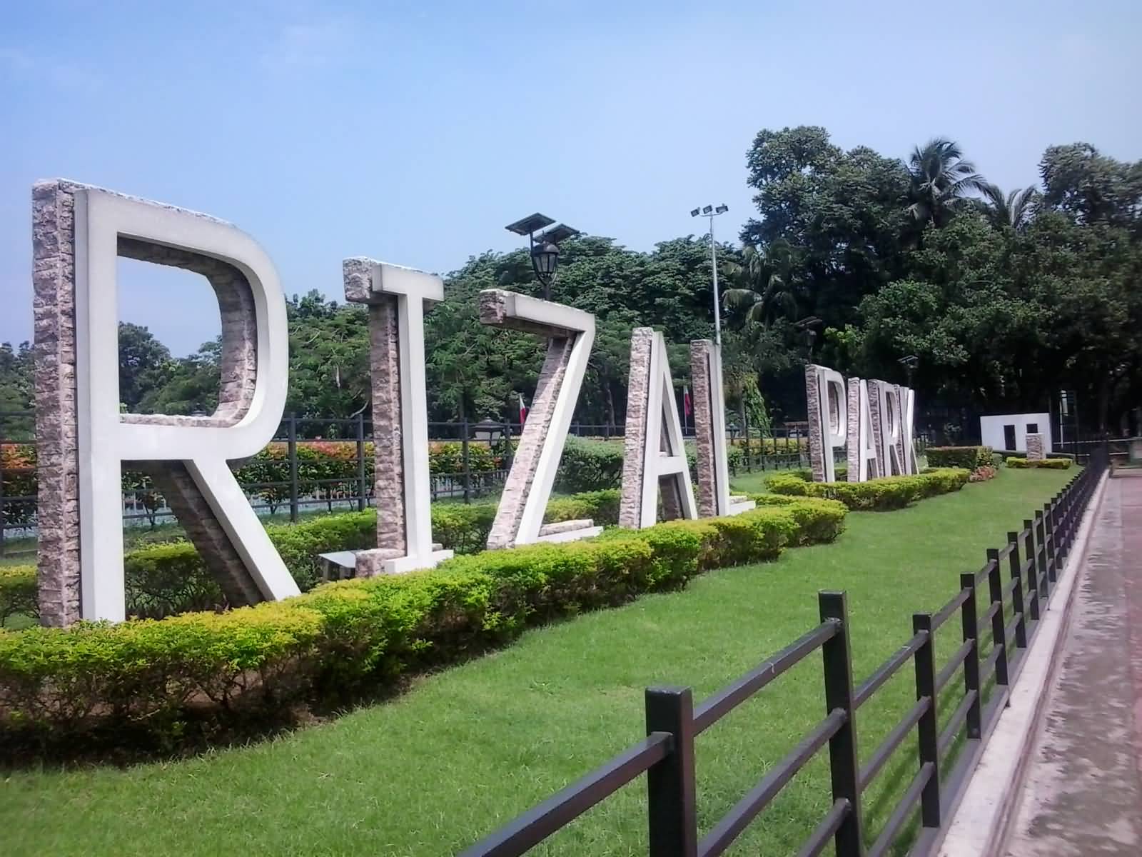 Rizal Park Entrance Way