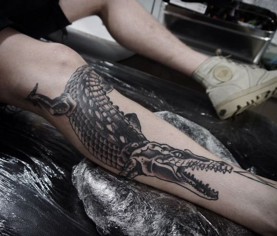 Black Ink Alligator Tattoo On Right Leg