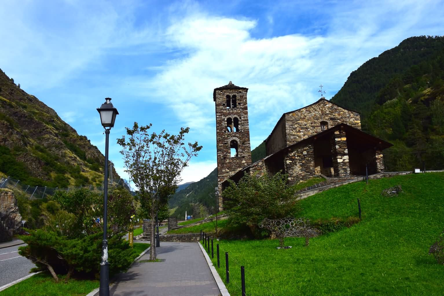 Sant. Замок д Энклар Андорра. Горы Сан Жоан. Жоаном Гимараэнсом. Sant Donís.