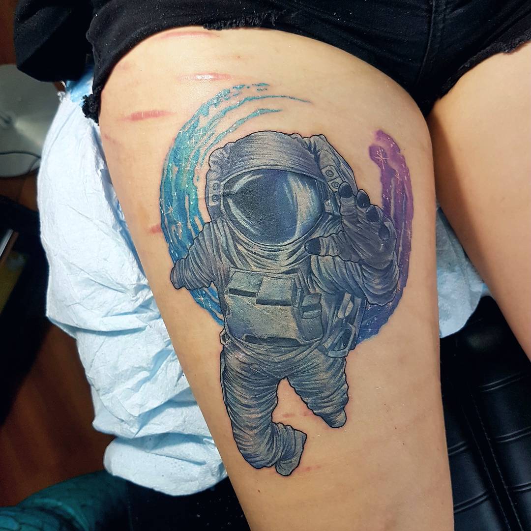 Grey shaded astronaut tattoo on thigh for women