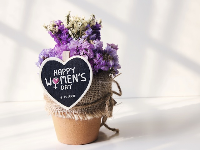 happy women’s day 8th march heart note with flowers